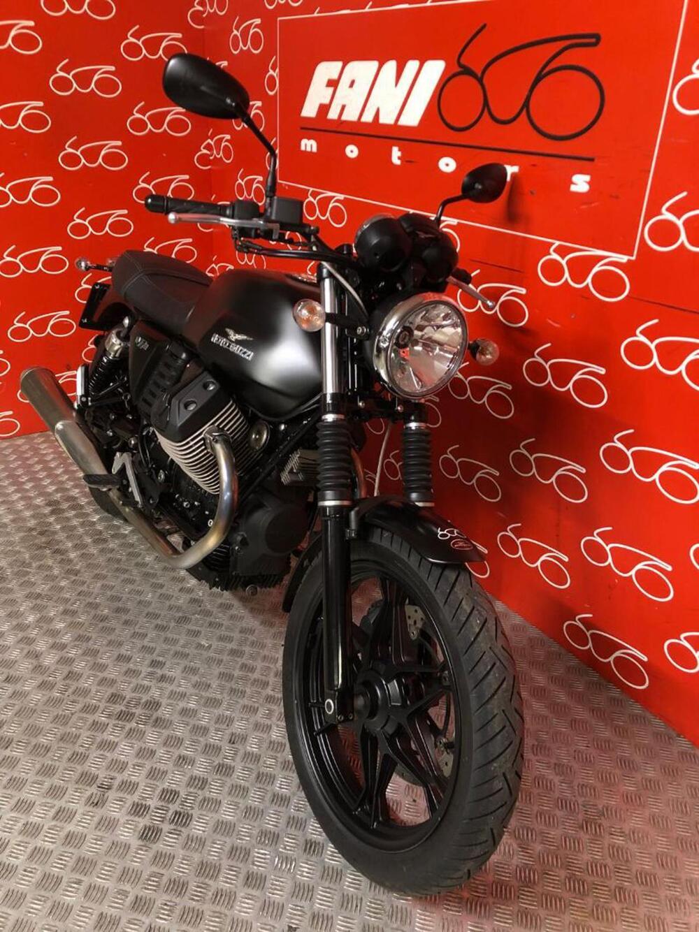 Moto Guzzi V7 II Stone (2015 - 17) (2)