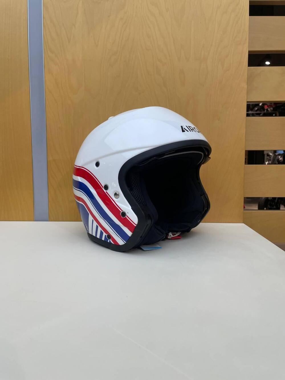 J110 EON GLOSS Airoh (2)