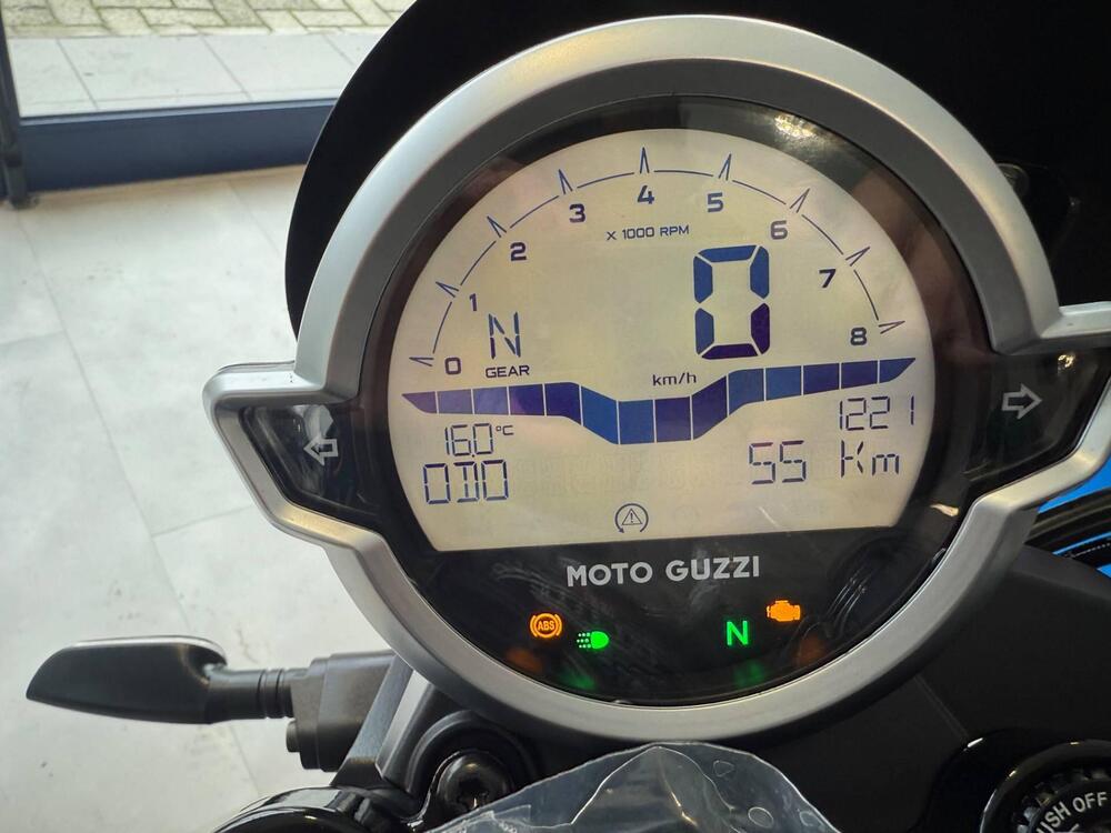 Moto Guzzi V7 Stone (2021 - 24) (2)