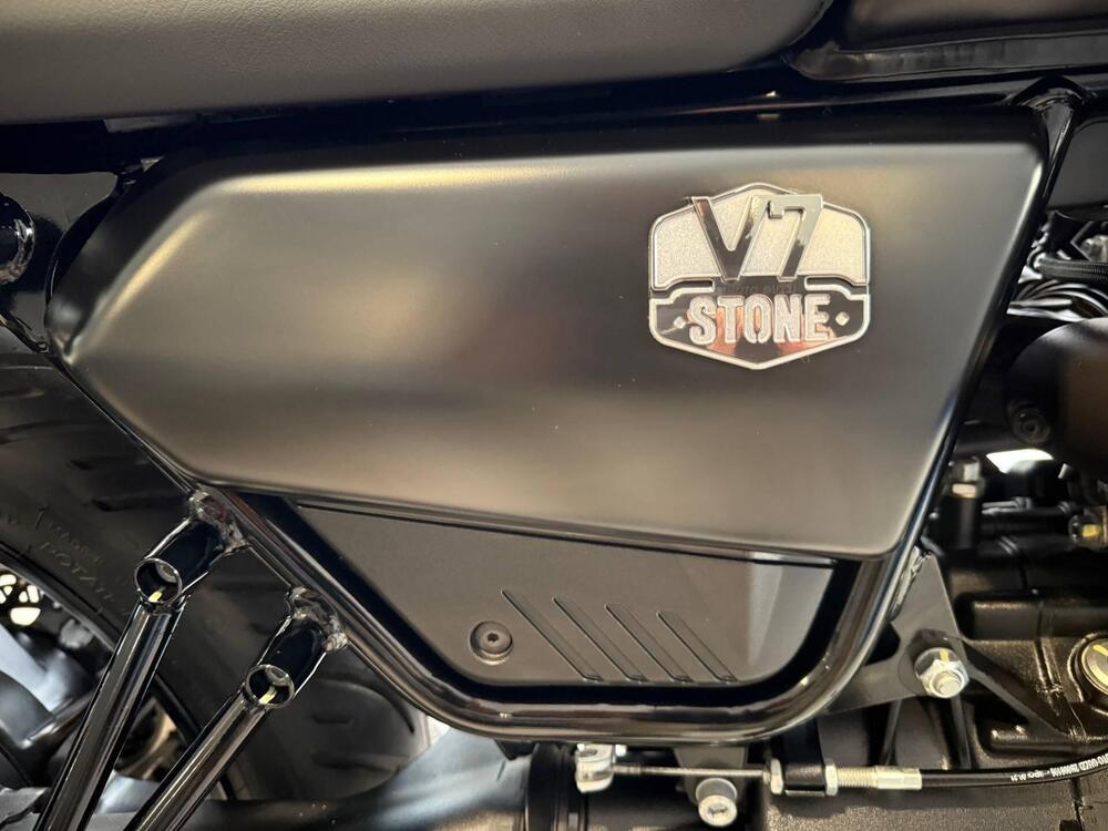 Moto Guzzi V7 Stone (2021 - 24) (7)