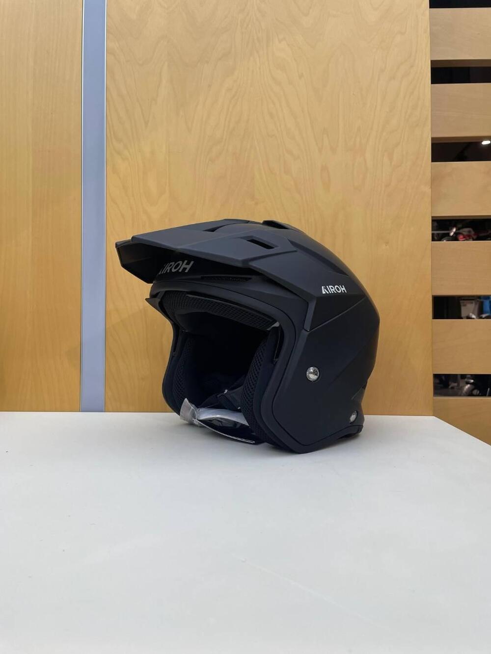 KOMBAKT BLACK MATT Airoh (2)