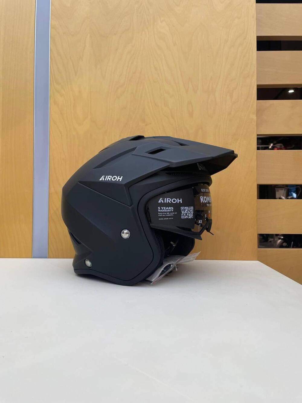 KOMBAKT BLACK MATT Airoh (3)