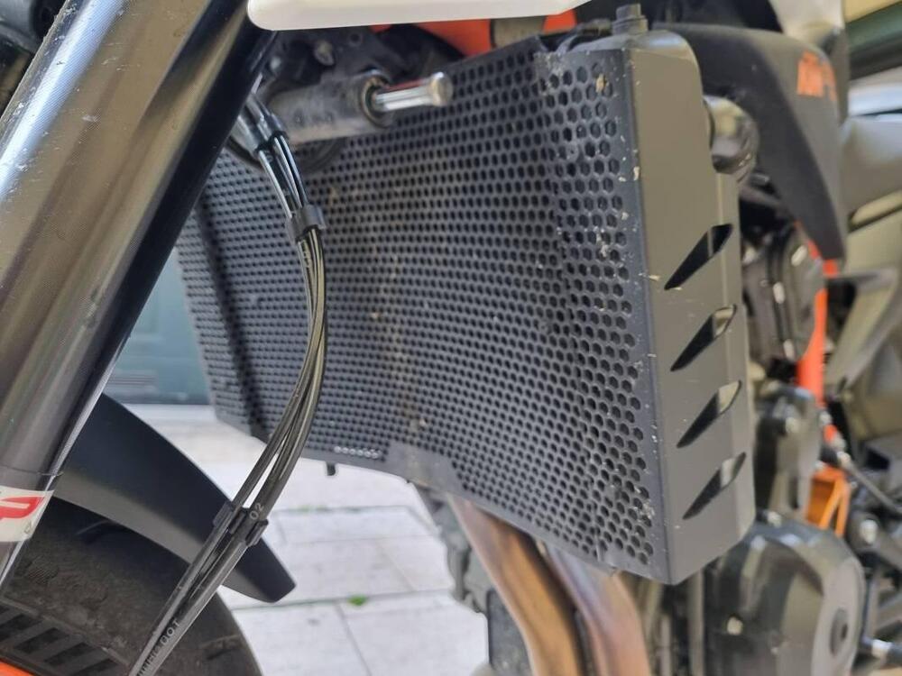 KTM 890 Duke R (2021) (7)