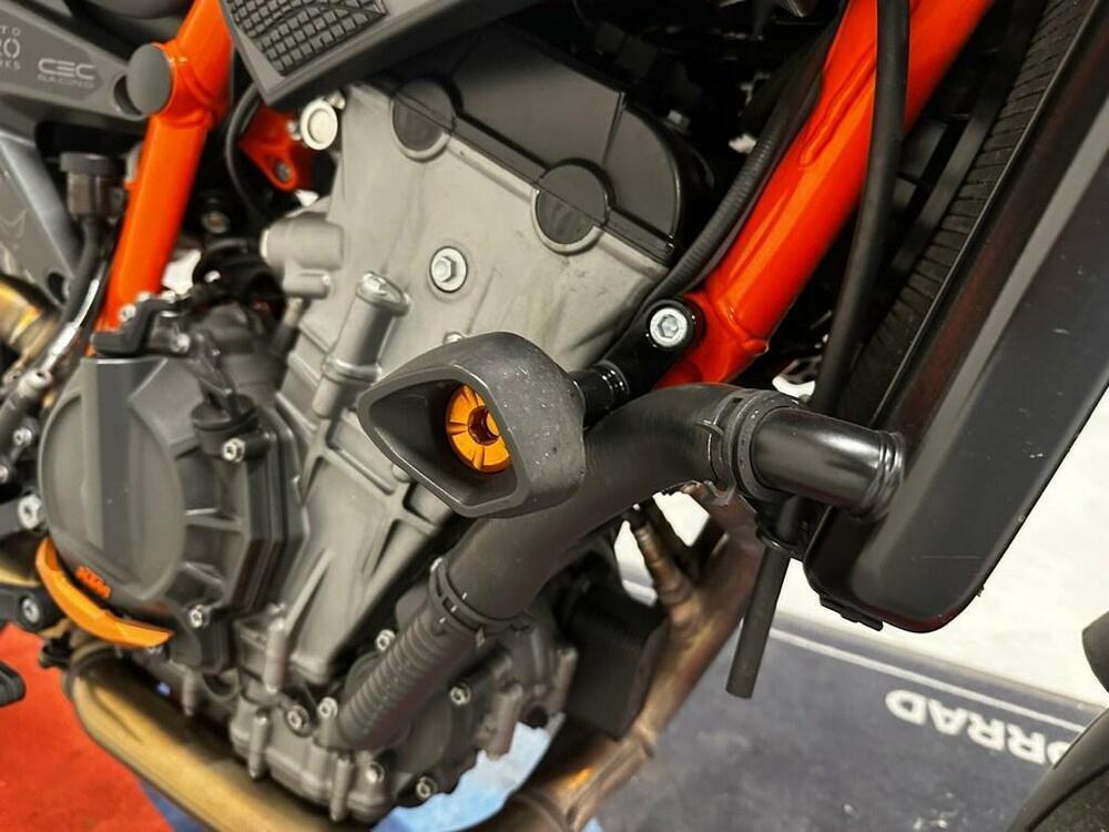 KTM 890 Duke R (2020) (15)
