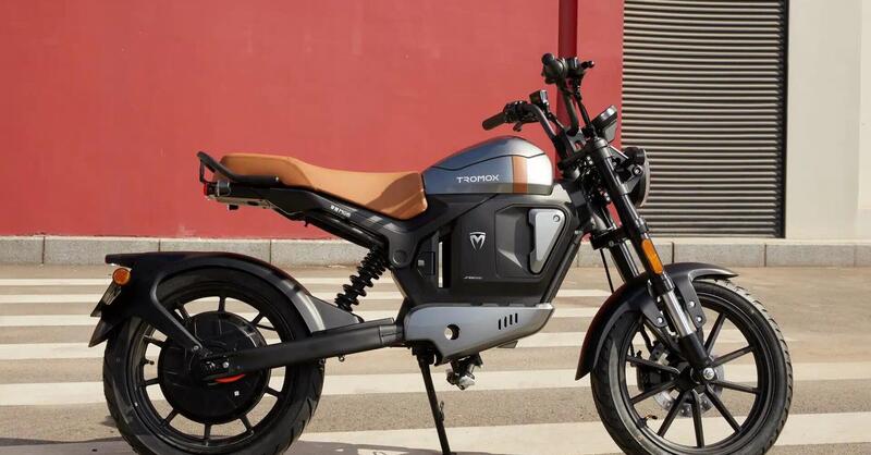 Tromox M05: la piccola elettrica cinese che si spaccia per caf&eacute; racer (ma non lo &egrave;)