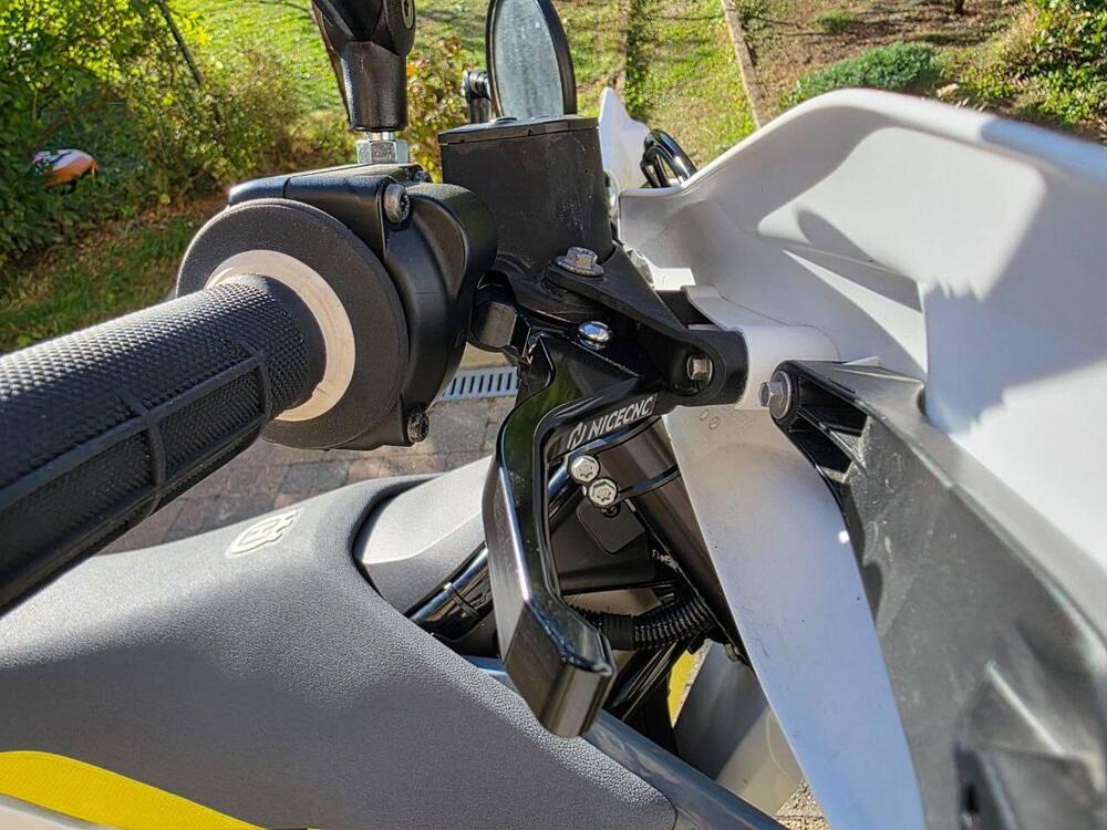 Husqvarna 701 Supermoto (2022) (2)