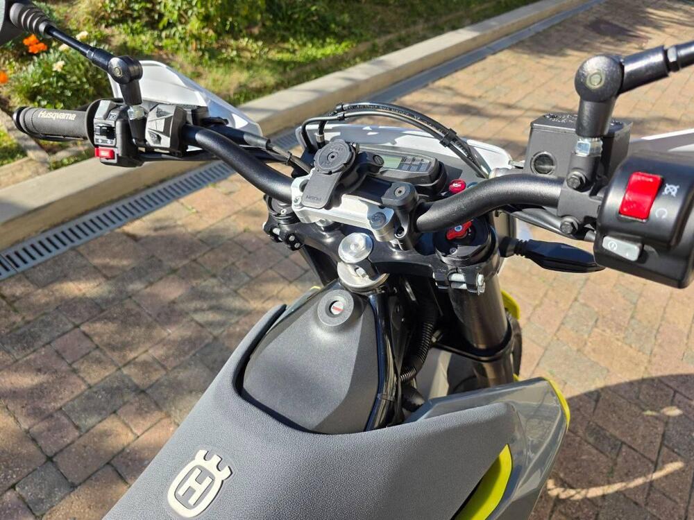 Husqvarna 701 Supermoto (2022) (7)