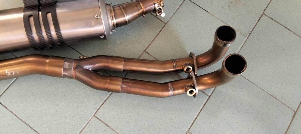 Vendo collettore + scarico per Kymco AK 550 Gpr (2)