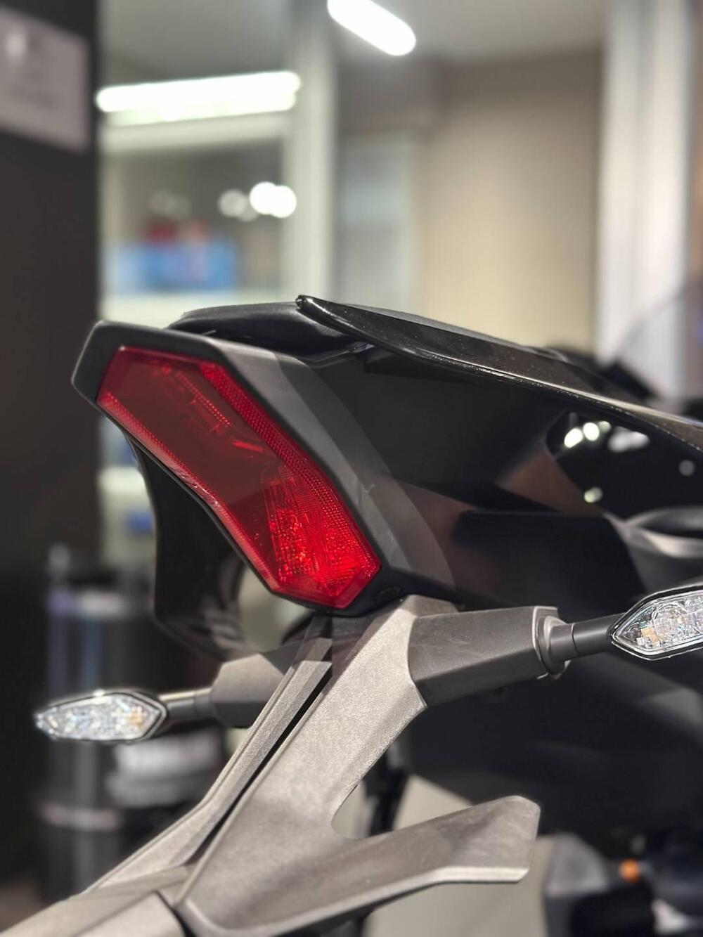 Yamaha YZF R1 (2020 - 25) (4)