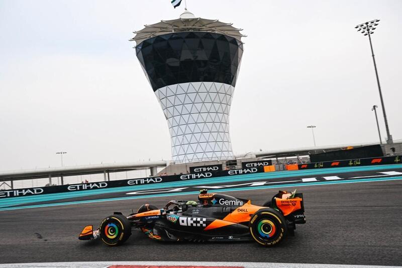 F1. GP Abu Dhabi 2025: Norris imprendibile, Verstappen vicinissimo. Piastri spia dal muretto per il titolo