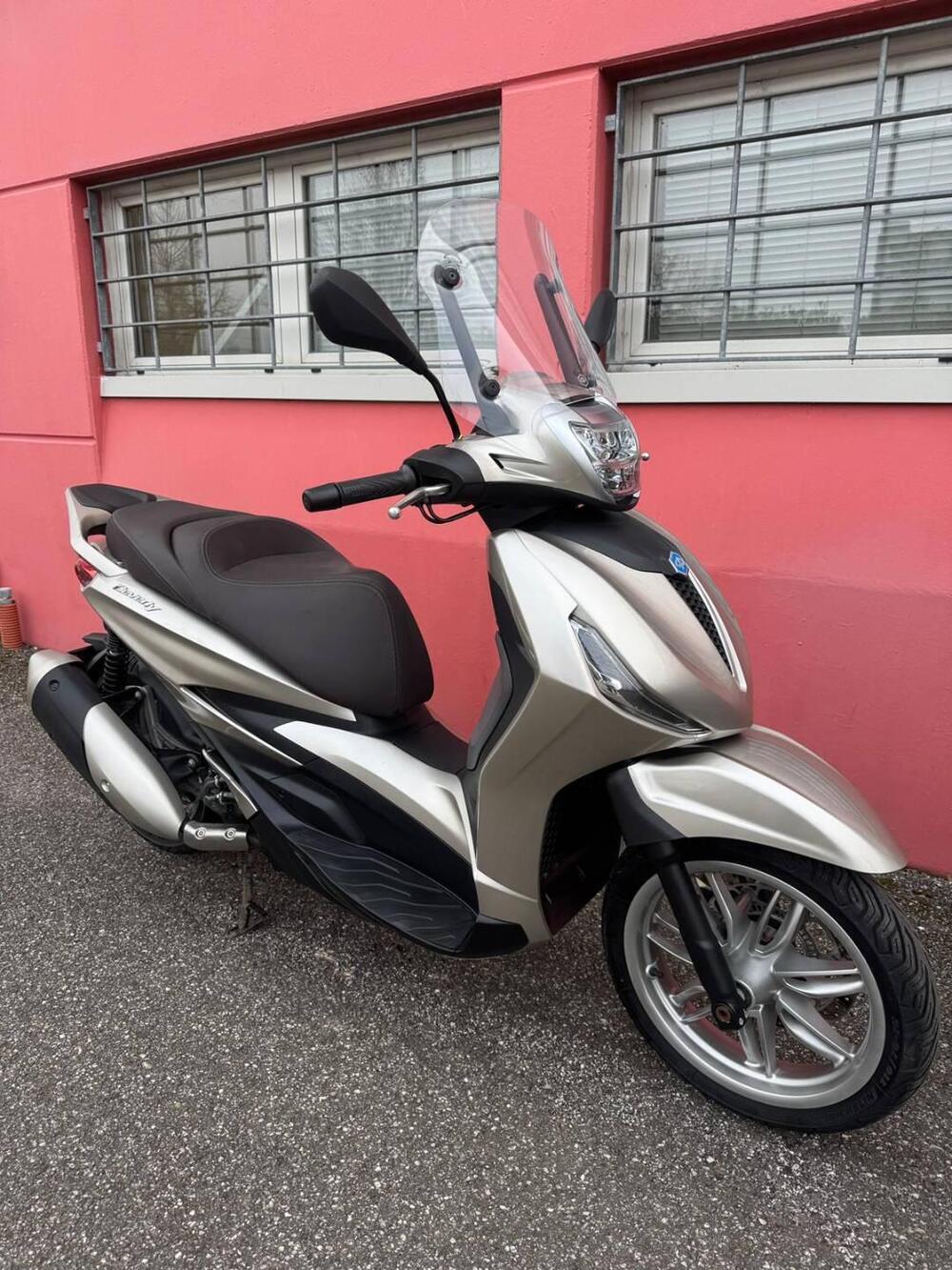 Piaggio Beverly 300 ABS-ASR (2021 - 25) (2)