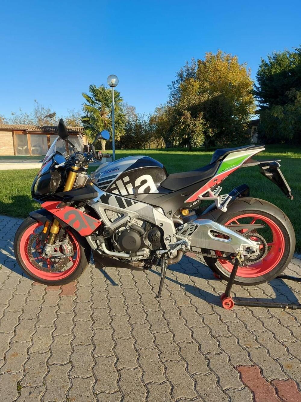 Aprilia Tuono V4 Factory (2019 - 20) (2)