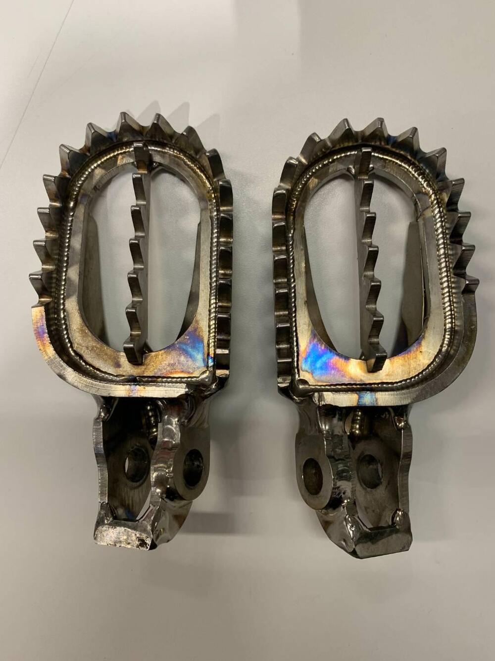 Pedane Raptor Titanium per Husqvarna / KTM / GAS G (2)