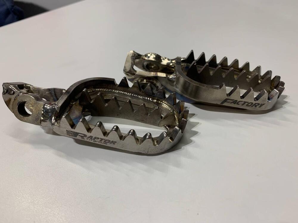 Pedane Raptor Titanium per Husqvarna / KTM / GAS G (3)