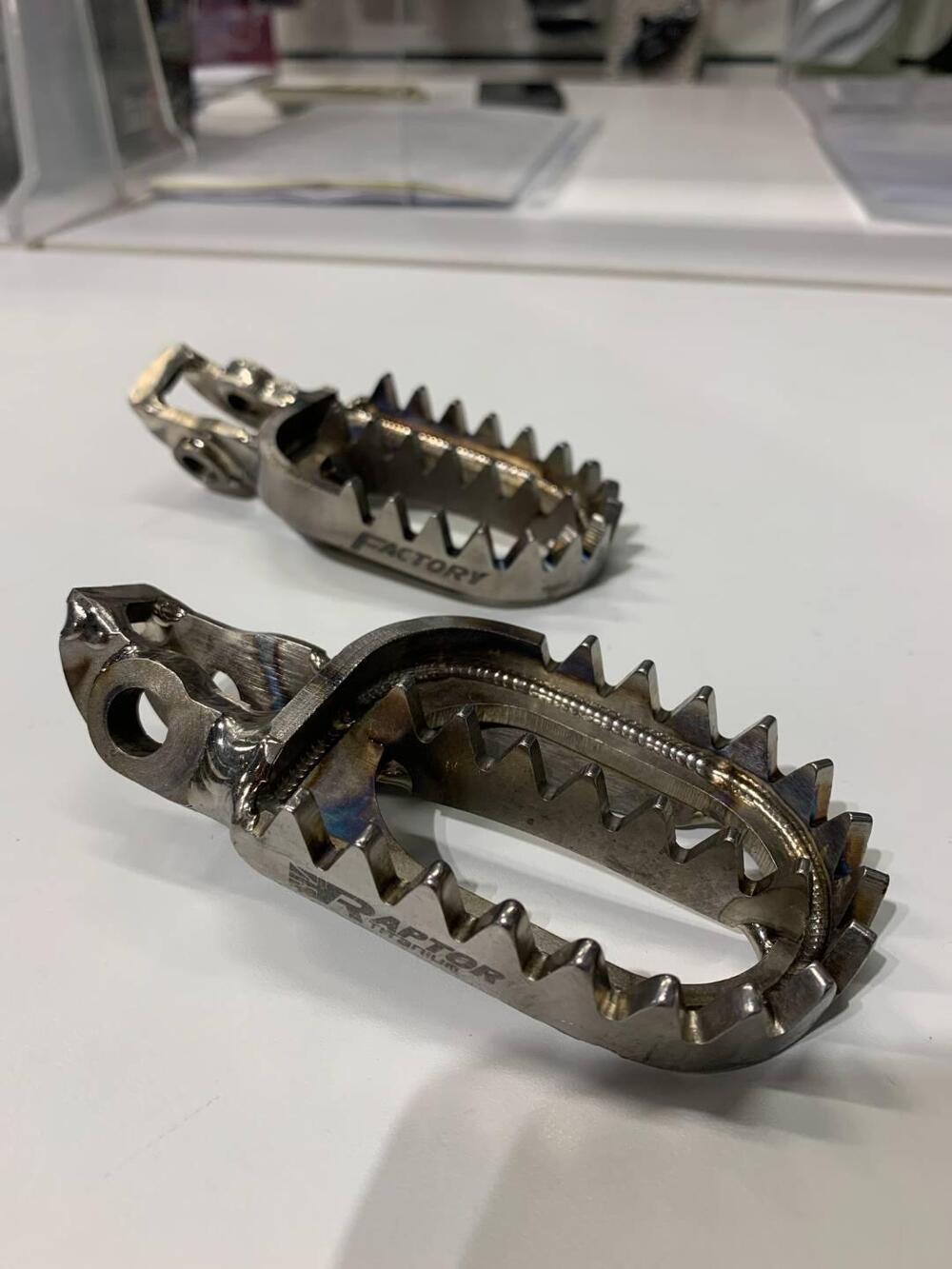 Pedane Raptor Titanium per Husqvarna / KTM / GAS G