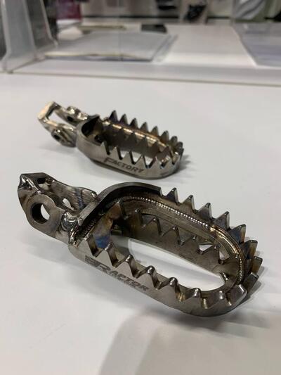 Pedane Raptor Titanium per Husqvarna / KTM / GAS G