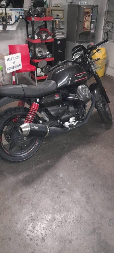 Moto Guzzi V7 Stone Special Edition (2022 - 25) usata
