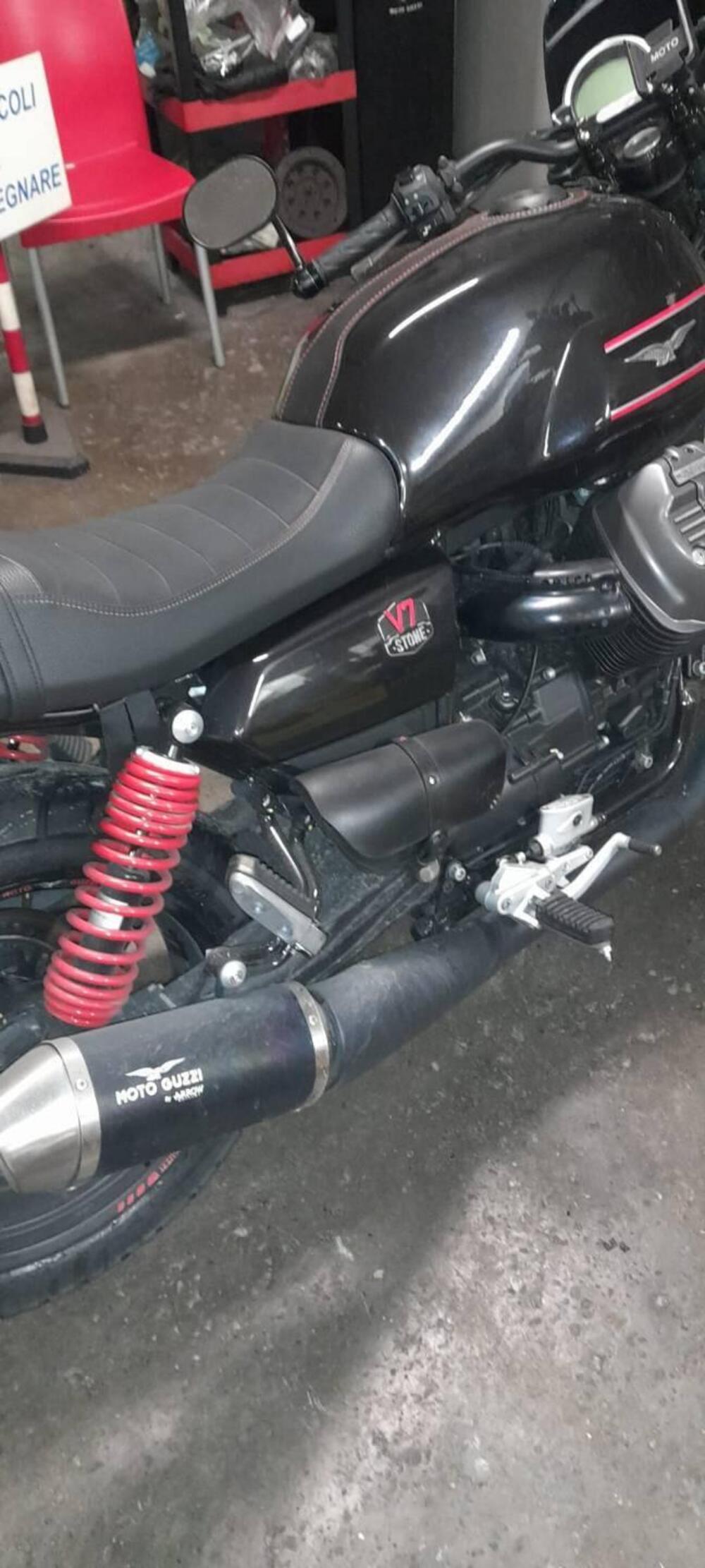 Moto Guzzi V7 Stone Special Edition (2022 - 25) (4)