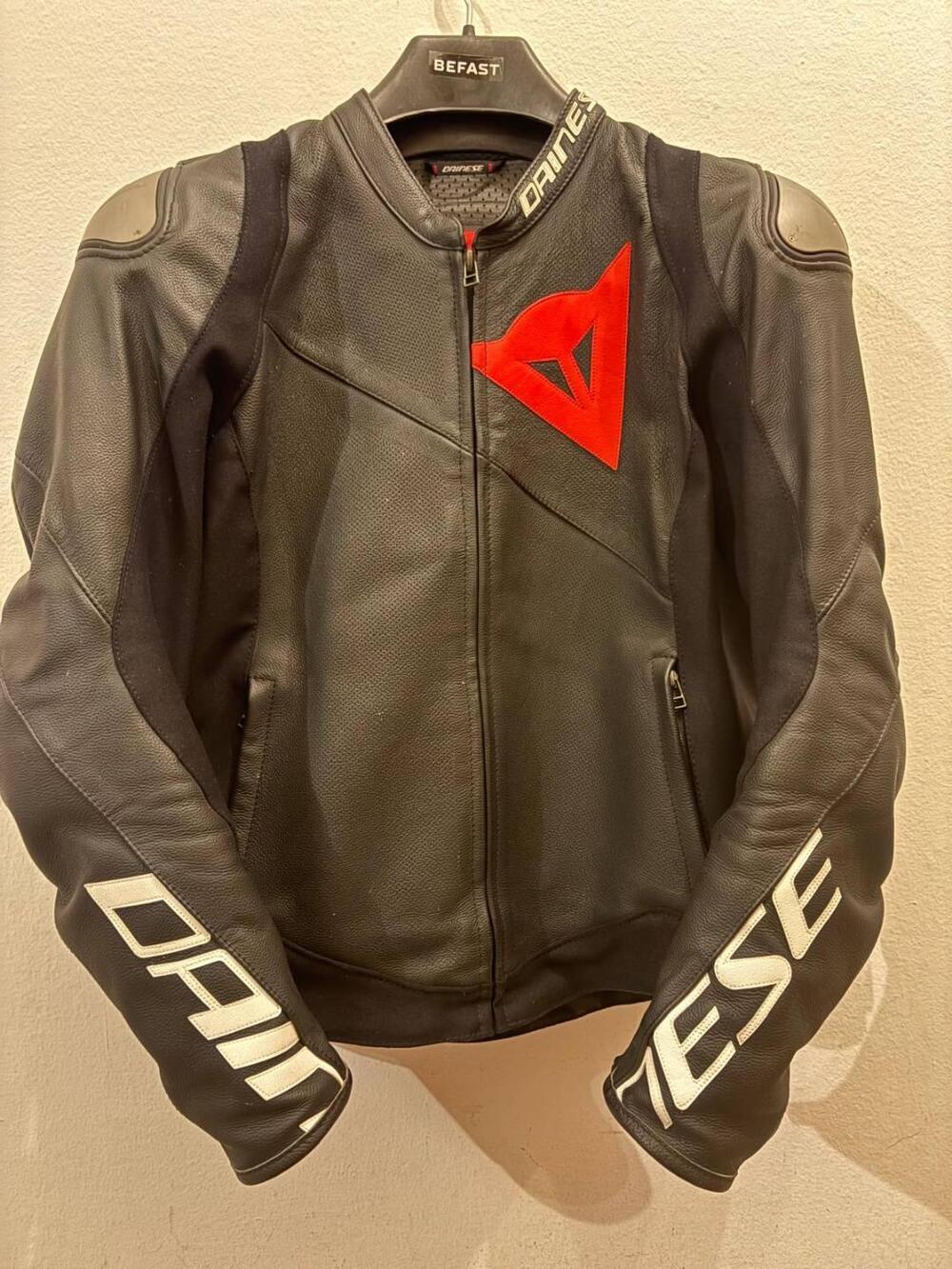 Giubbino e pantalone per motociclista Dainese