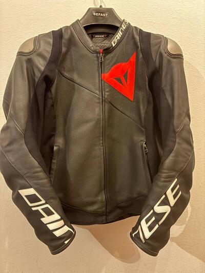 Giubbino e pantalone per motociclista Dainese