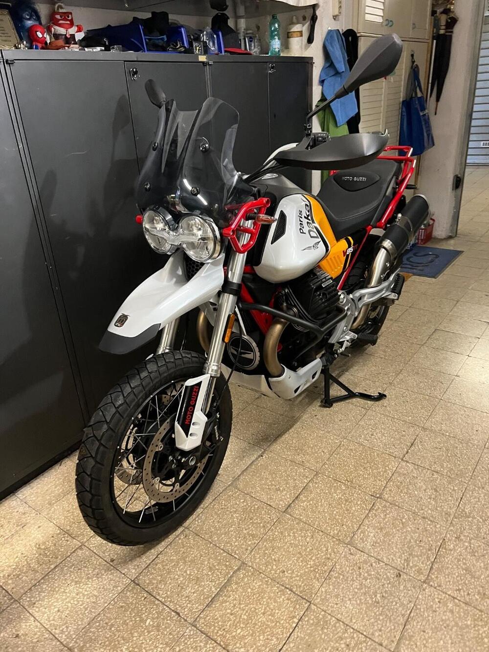 Moto Guzzi V85 TT Evocative Graphics (2021 - 23) (2)