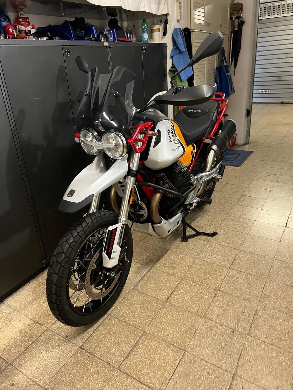 Moto Guzzi V85 TT Evocative Graphics (2021 - 23) (3)