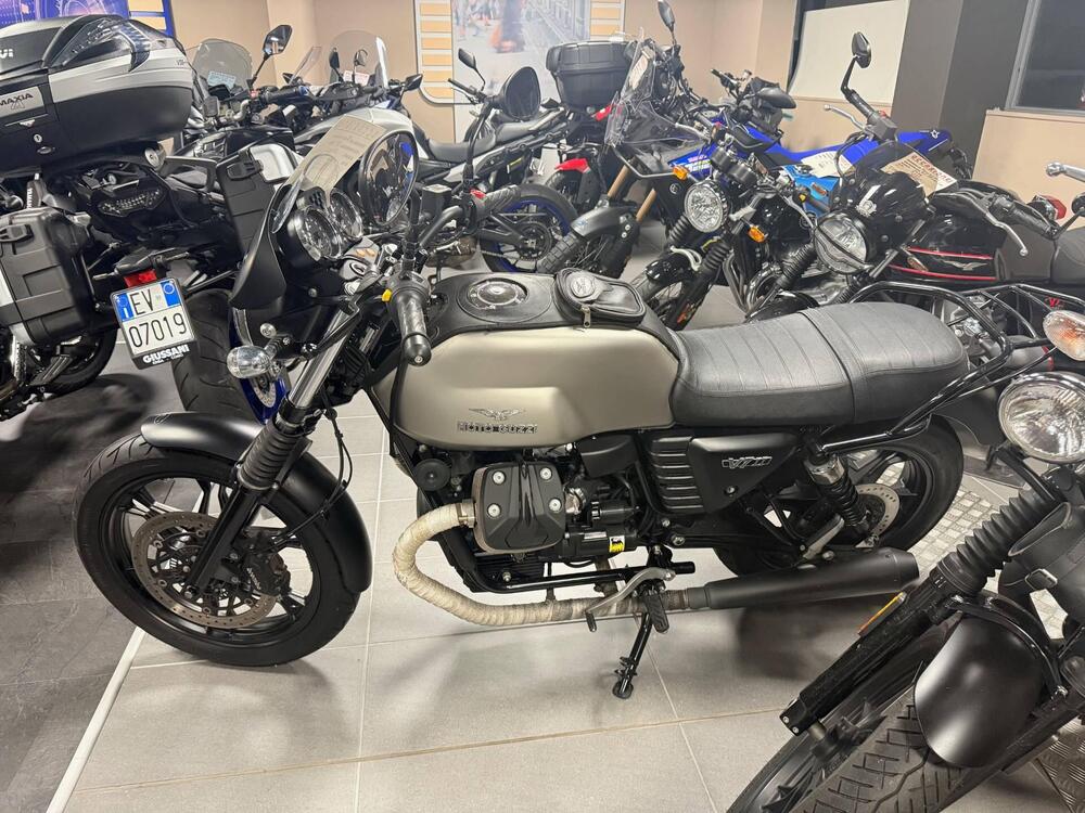Moto Guzzi V7 II Stone (2015 - 17) (6)
