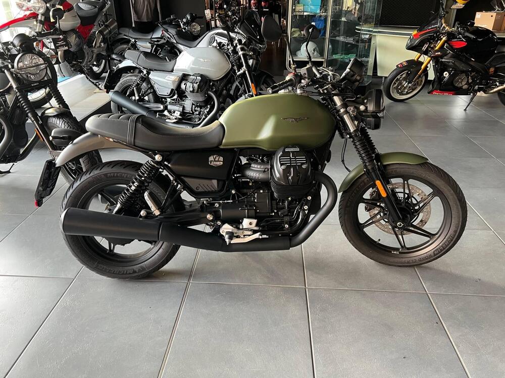 Moto Guzzi V7 Stone (2021 - 24) (2)