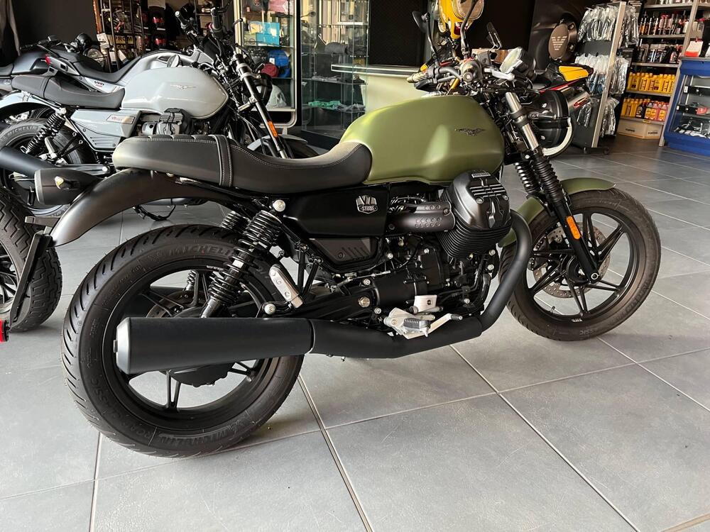 Moto Guzzi V7 Stone (2021 - 24) (3)