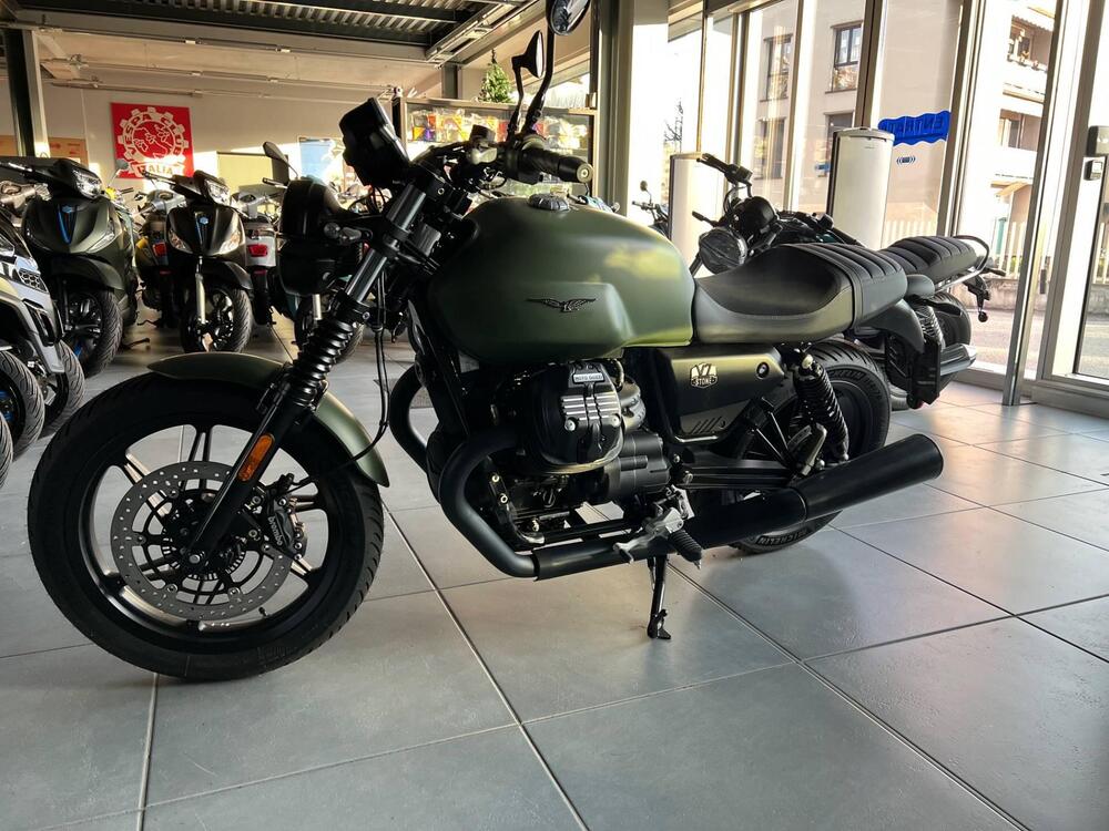 Moto Guzzi V7 Stone (2021 - 24) (4)