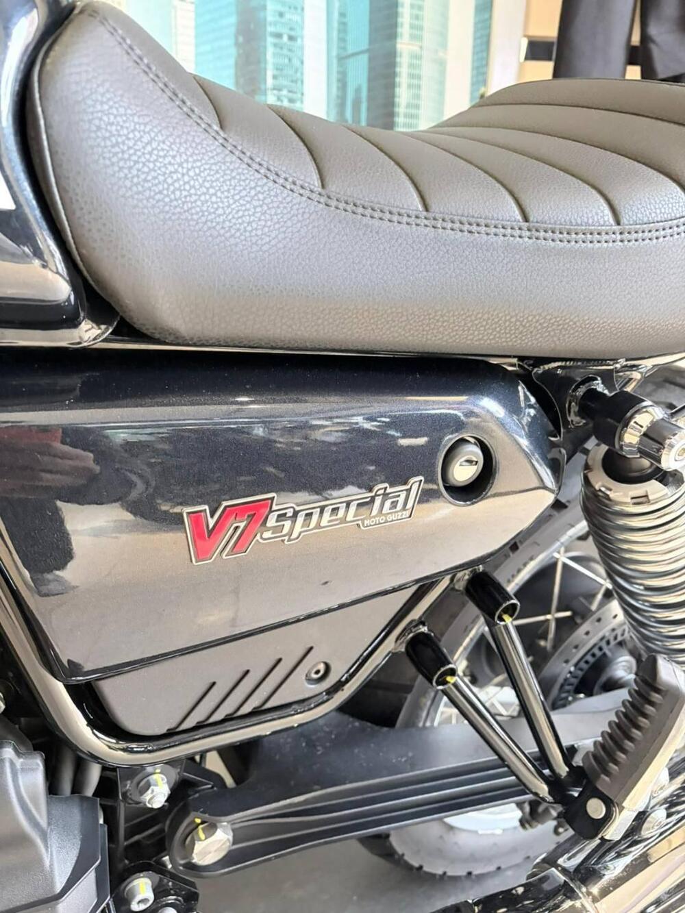 Moto Guzzi V7 Special (2021 - 24) (4)