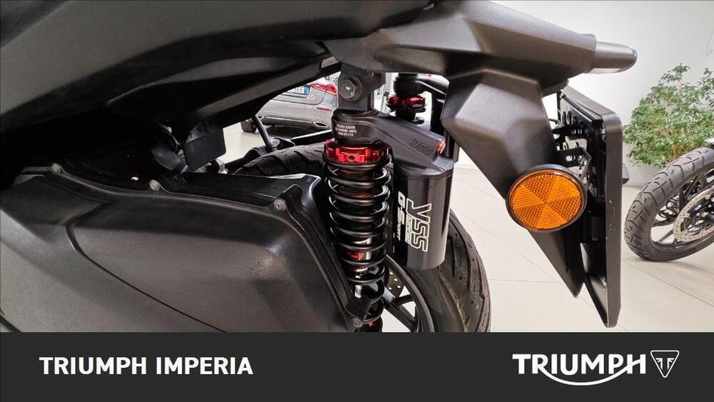 Yamaha X-Max 300 Iron Max (2019 - 20) (6)