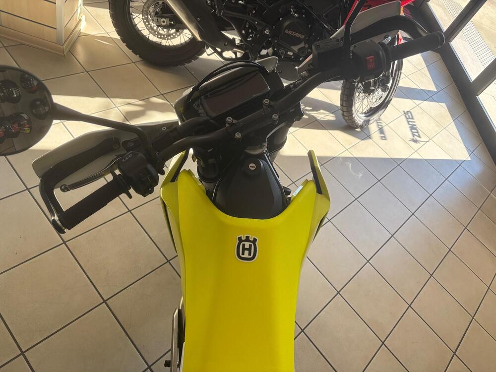 Husqvarna 701 Supermoto (2026) (3)