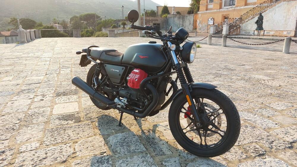 Moto Guzzi V7 III Carbon (2018 - 20) (2)