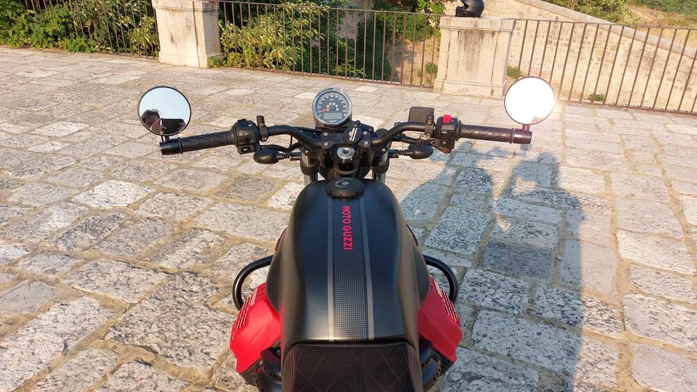 Moto Guzzi V7 III Carbon (2018 - 20) (3)
