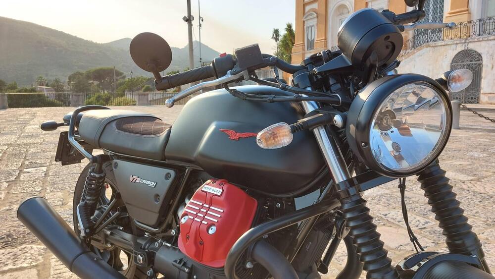 Moto Guzzi V7 III Carbon (2018 - 20) (4)