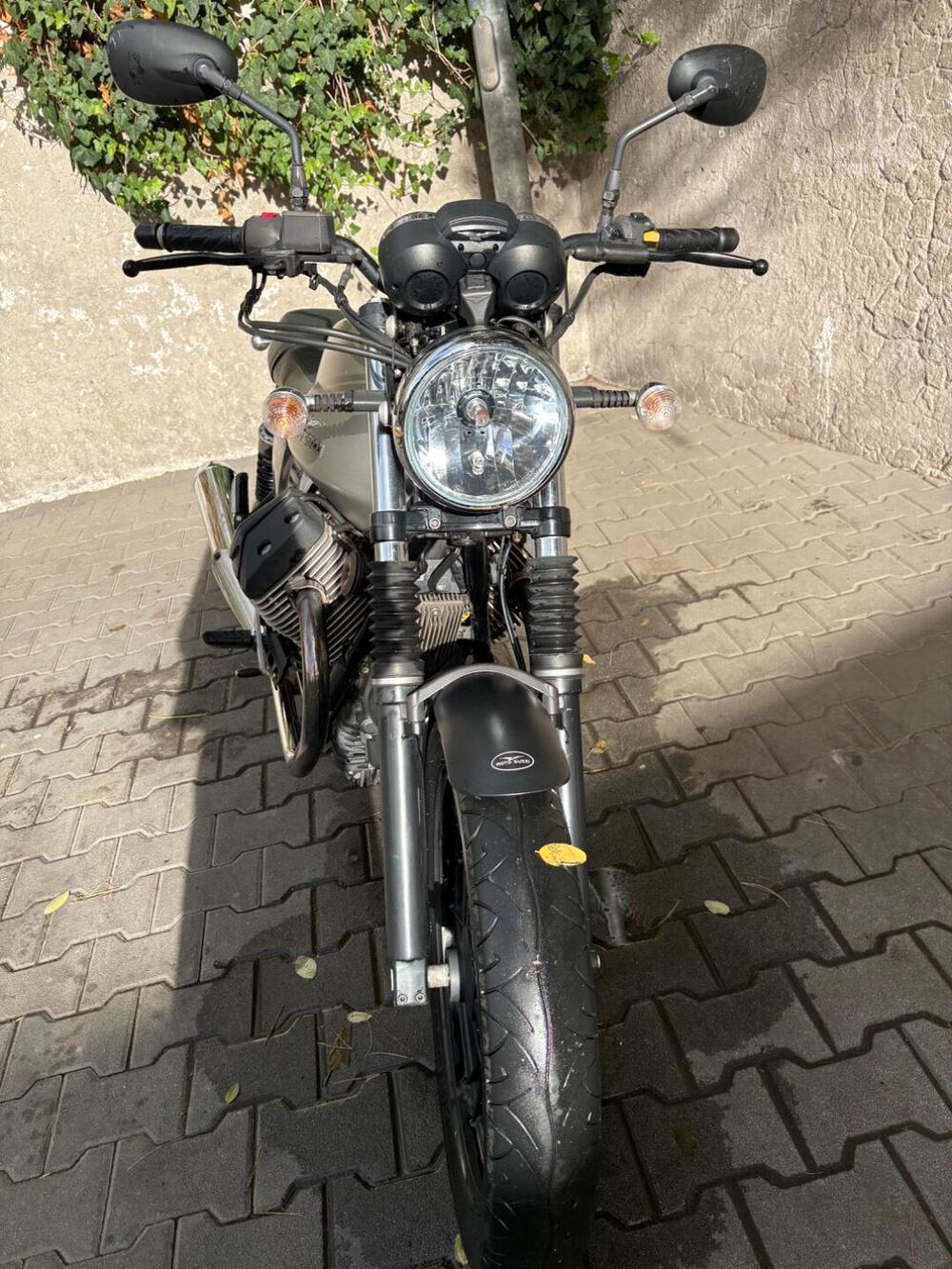 Moto Guzzi V7 II Stone (2015 - 17) (3)
