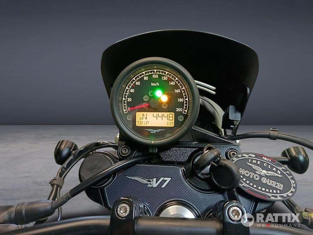 Moto Guzzi V7 III Stone Night Pack (2019 - 20) (7)