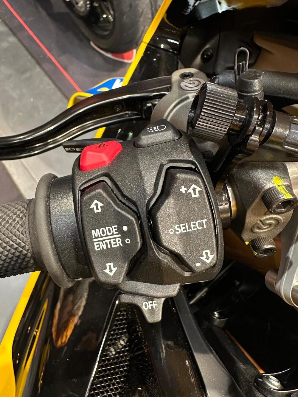 Ducati Panigale V4 Bagnaia 2023 World Champion Replica (2024) (8)