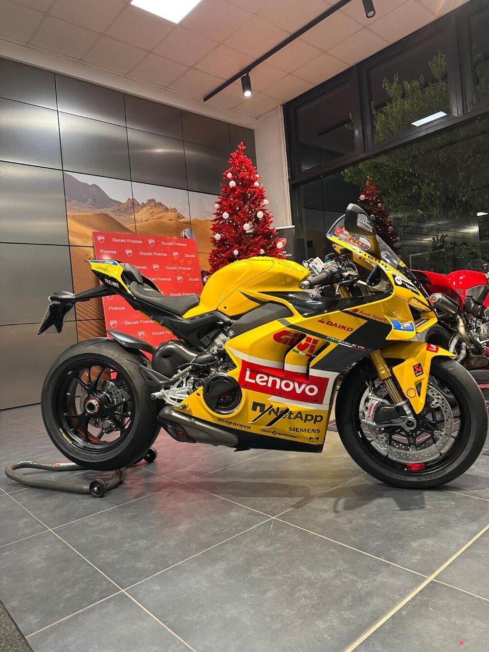 Ducati Panigale V4 Bagnaia 2023 World Champion Replica (2024) (2)