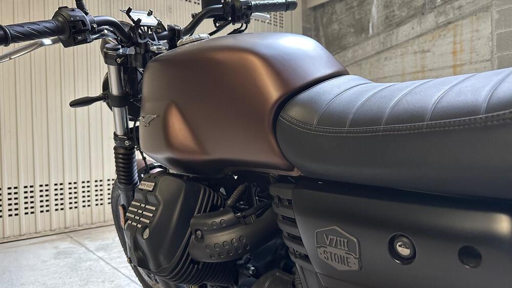 Moto Guzzi V7 III Stone Night Pack (2019 - 20) (4)