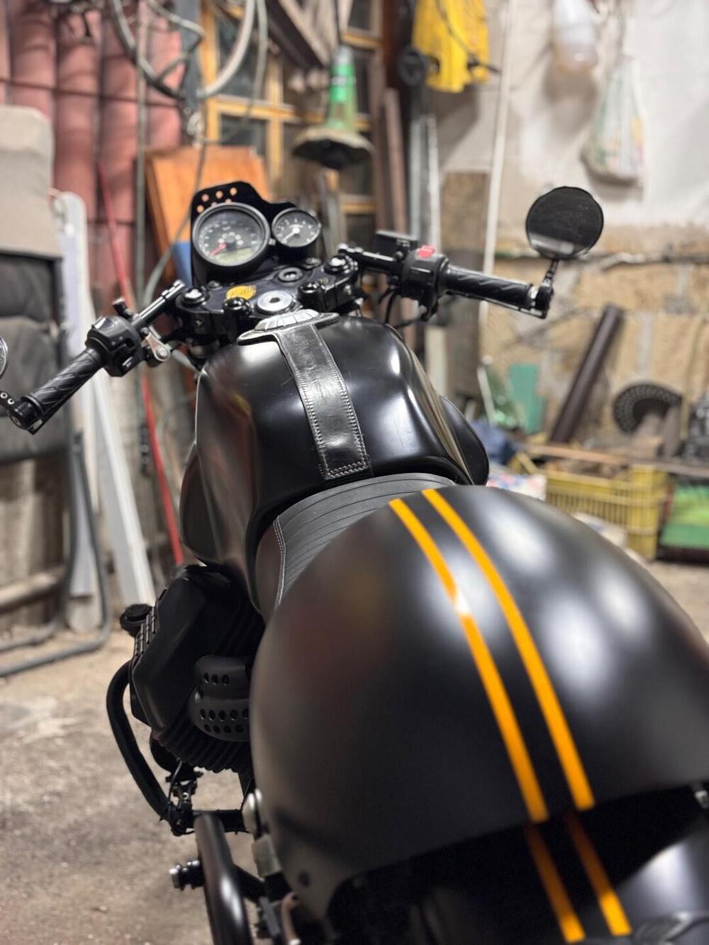 Moto Guzzi V7 III Stone (2017 - 20) (2)