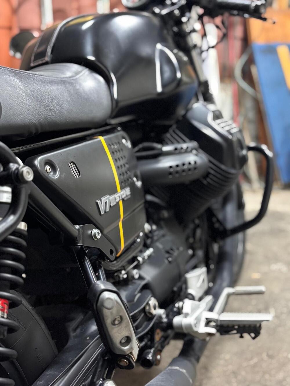 Moto Guzzi V7 III Stone (2017 - 20) (3)