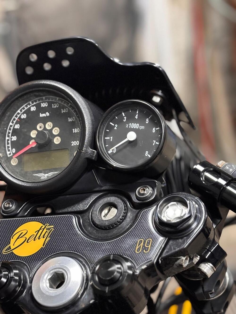 Moto Guzzi V7 III Stone (2017 - 20) (4)