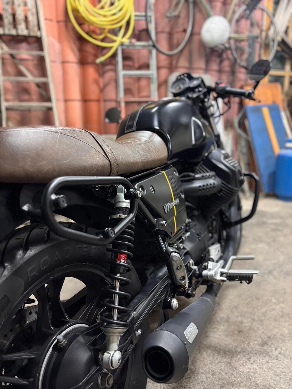 Moto Guzzi V7 III Stone (2017 - 20) (9)