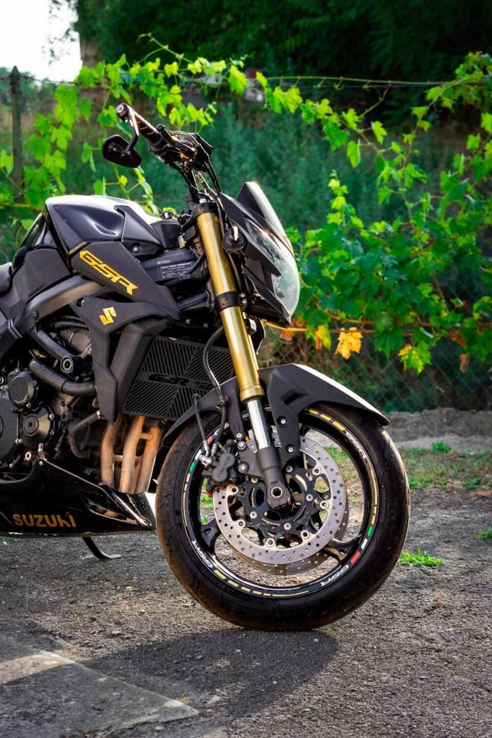 Suzuki GSR 750 (2010 - 15) (2)