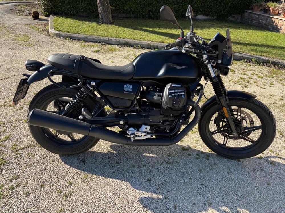 Moto Guzzi V7 Stone (2021 - 24) (3)