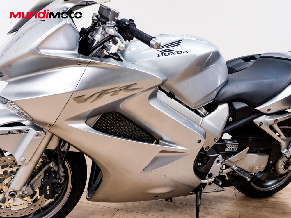 Honda VFR 800 (2002 - 05) (9)