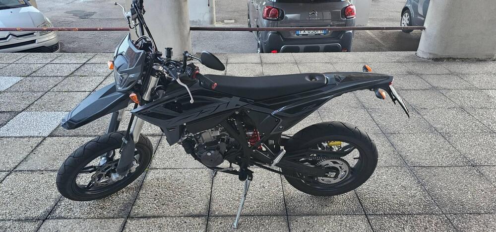 Betamotor RR 125 4T Motard T - X Special Edition (2025) (2)