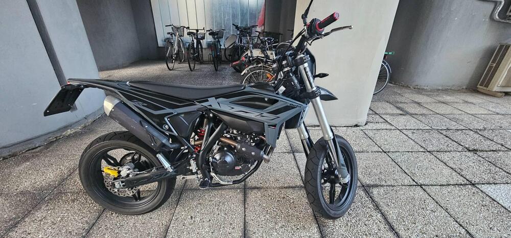 Betamotor RR 125 4T Motard T - X Special Edition (2025) (5)